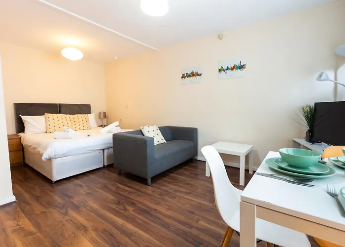 Cosy Stretford Studios In A Prime Location