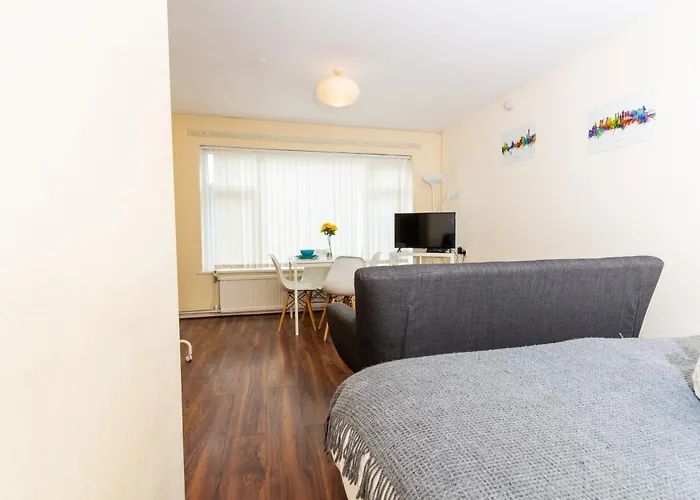 Cosy Stretford Studios In A Prime Location