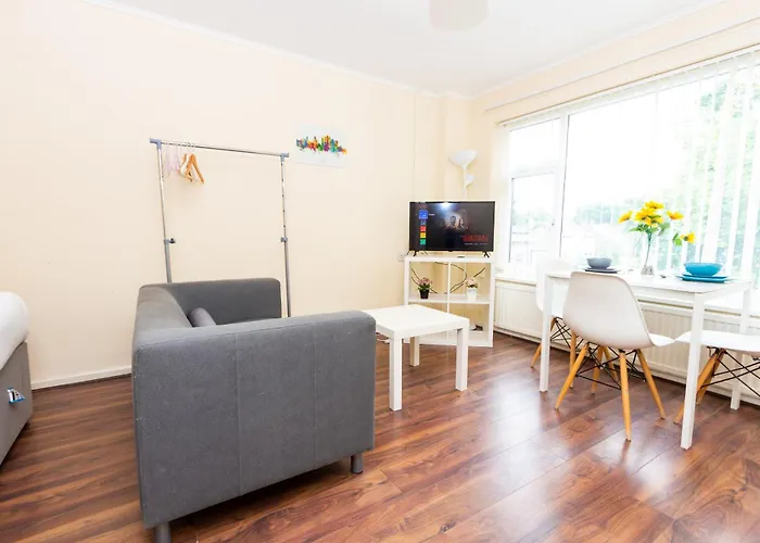 Cosy Stretford Studios In A Prime Location
